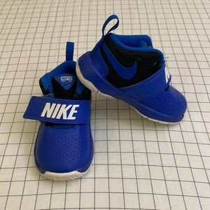 Nike team hustle D8 blue toddler size 7C in good used condition!